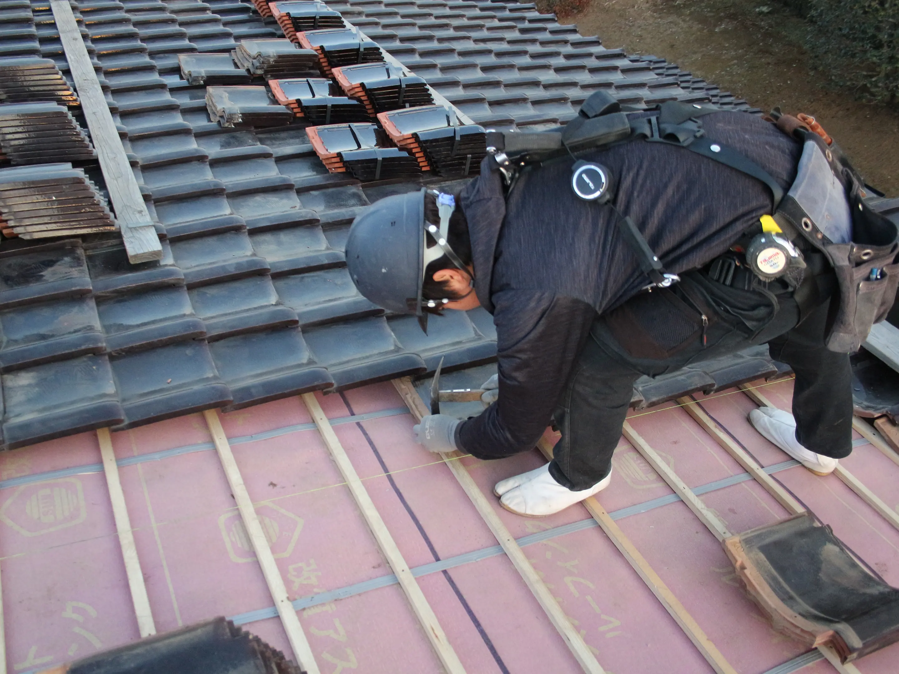 屋根工事をする職人