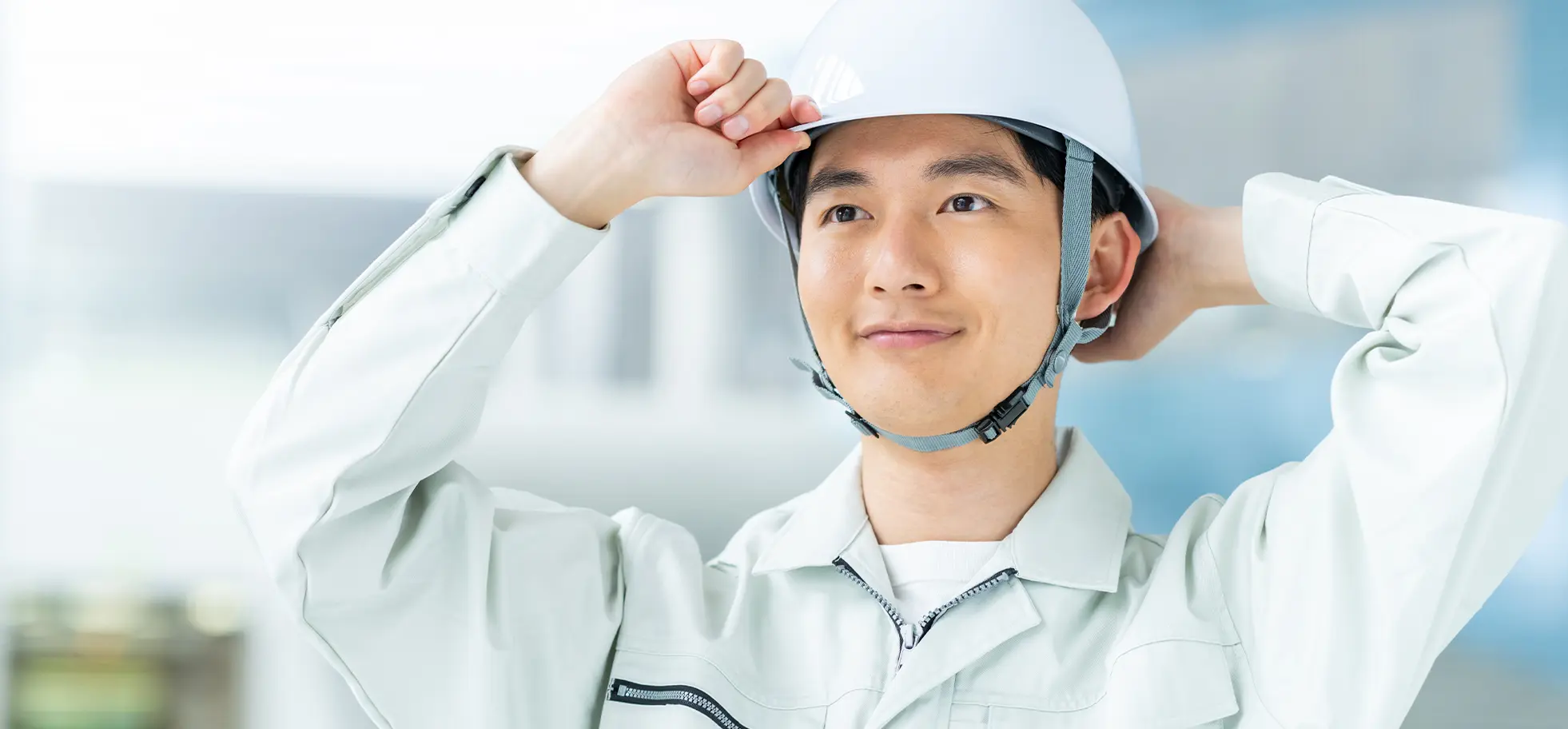 ヘルメットを着用した若手社員